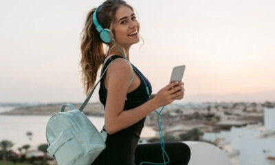 girl travel phone airpod headphone bag travel